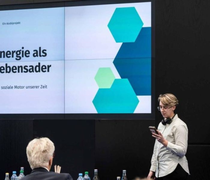 "Energie als Lebensader": Jana Schönberger präsentiert der Jury (Foto: Friedhelm Loh Group)